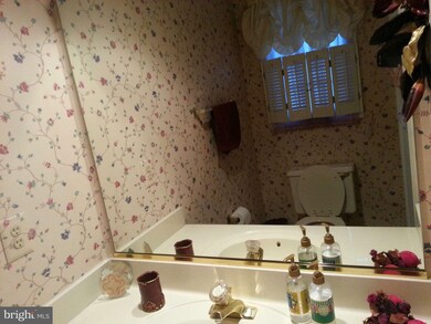 9305 Kendal Cir, Laurel, MD 20723 - photo 6