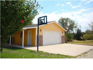 Detached garage/workshop wired for 220, plus nice 