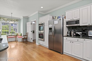 Eat-in Kitchen