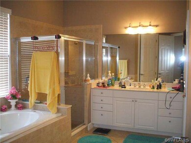 MASTER BATH W/ TUB & SHOWER