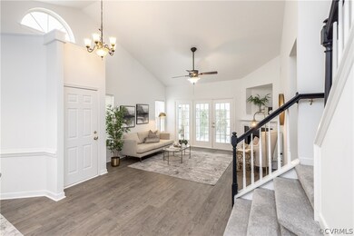  Vaulted ceiling, chair rail TV, alcove above gas