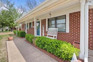 1209 Crestwood Dr, Cleburne, TX 76033 - photo 4