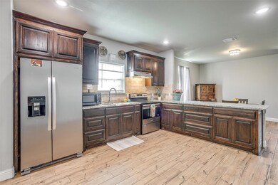 429 Sabine Ave, Cleburne, TX 76031 - photo 6