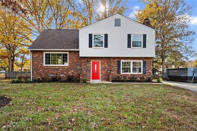 View of front facade featuring a front lawn