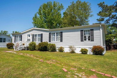Manufactured / mobile home with a front yard