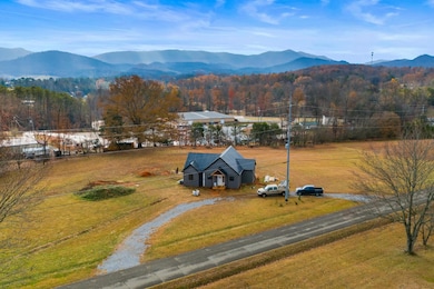 141 Robert e Lee Dr, Newport, TN 37821 - photo 2