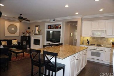 Great party flow from kitchen to family room - bui