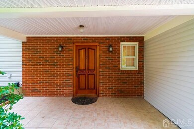 FRONT ENTRY WAY WITH BEAUTIFUL WOOD DOOR AND EXPOS