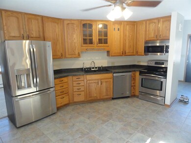 904 W Devonshire Rd, Delafield, WI 53018 - photo 4