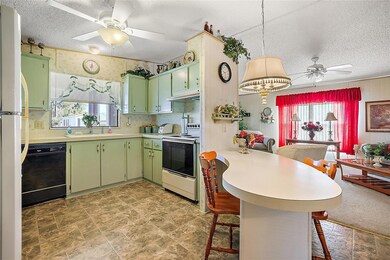 Kitchen with Eat-in Breakfast Bar