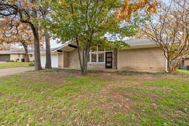 424 Arcadia St, Hurst, TX 76053 - photo 2