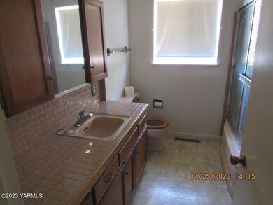 1504 S 5th bath