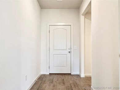 907 SE 2nd St, Pryor, OK 74361 - photo 4