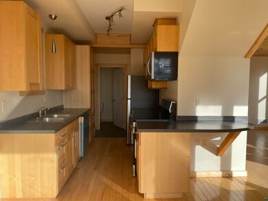 Kitchen with kitchen peninsula, stainless steel ap