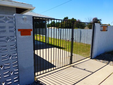 front locking gate