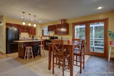 Dining area & kitchen