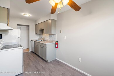 04-Dining to Kitchen