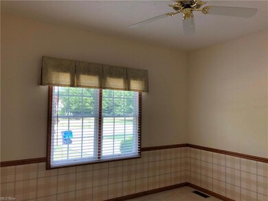 Ceiling fan and light in the front room. Makes a g