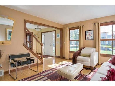 Living Room Large welcoming entrance Foyer