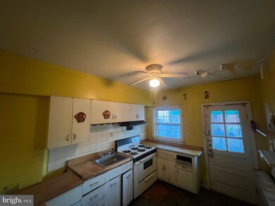 3906 Woodridge Rd, Baltimore, MD 21229 - photo 5