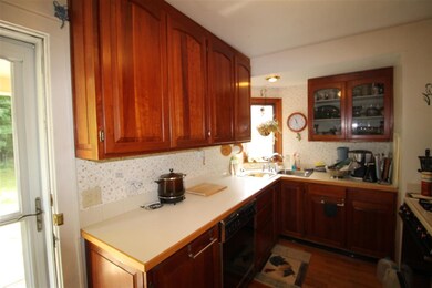 10 Arlington St, Essex Junction, VT 05452 - photo 5