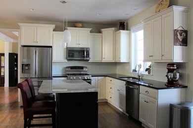 1070 Manor Dr, Mountain Top, PA 18707 - photo 3