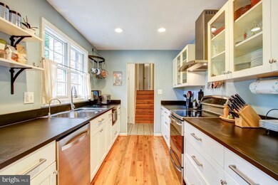 8809 Honeybee Ln, Bethesda, MD 20817 - photo 2