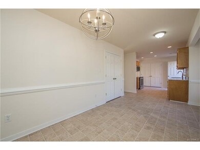 Eat-in kitchen/ dinning room