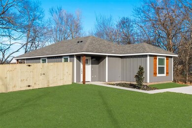 1407 Franklin Ave, Bonham, TX 75418 - photo 2