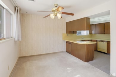 Kitchen & dining area