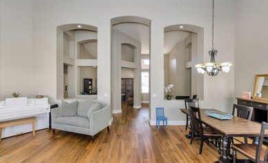 7946 W Louise Dr-large-004-9-LivingDinin