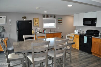 25 Lizzy Ln unit 2nd floor, Waymart, PA 18472 - photo 4