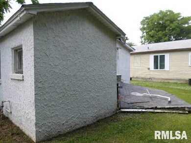 710 N Mill St, Harrisburg, IL 62946 - photo 3