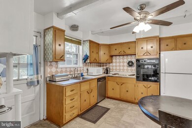 2016 Iverson Ct, Temple Hills, MD 20748 - photo 7