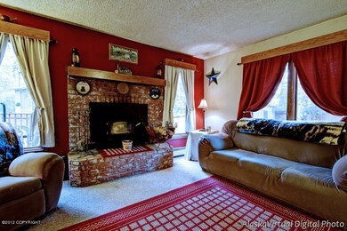 Warm and Cozy Living room!