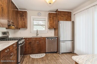 04_31PeachTreeDr_5_Kitchen_Small