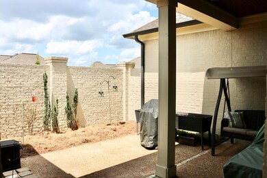 Courtyard/ covered patio area