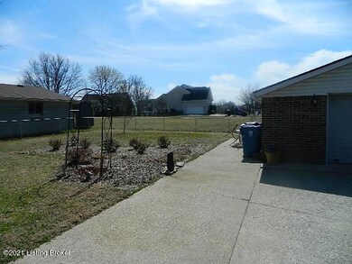 8706 Michael Ray Dr, Louisville, KY 40219 - photo 7