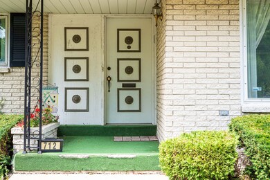 712 Keller Ave, Waukegan, IL 60085 - photo 2