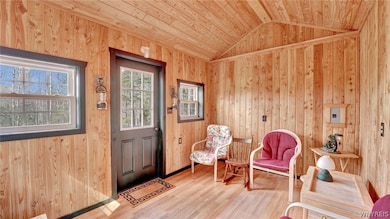Pond-side cabin, Interior