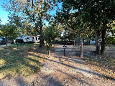 1114 N Brazos Ave, Cleburne, TX 76031 - photo 6