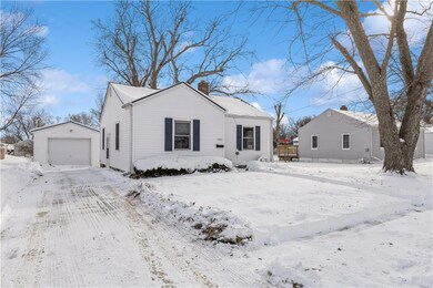1002 W 5th St S, Newton, IA 50208 - photo 2