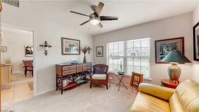 Flex room or 4th bedroom facing the street, closet