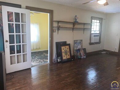 659 SW MacVicar Ave, Topeka, KS 66606 - photo 2