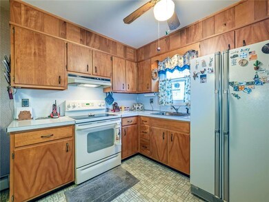 Large Eat-in Kitchen