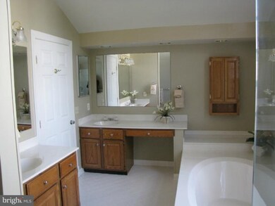 20616 Belwood Ct, Sterling, VA 20165 - photo 3