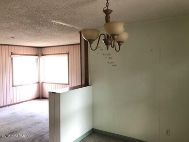 561-752538 Dining room