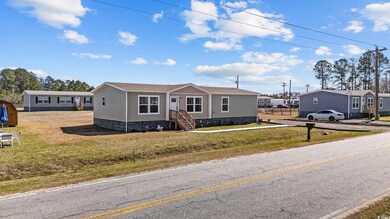 Manufactured / mobile home with a front lawn