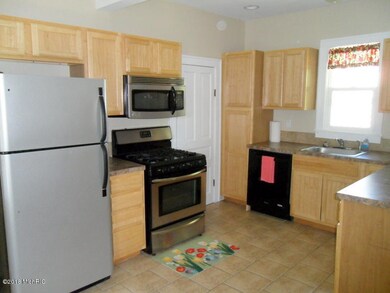 Large Kitchen with all Appliances