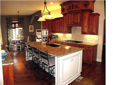Stunning Kitchen with island, eating bar, rustic c